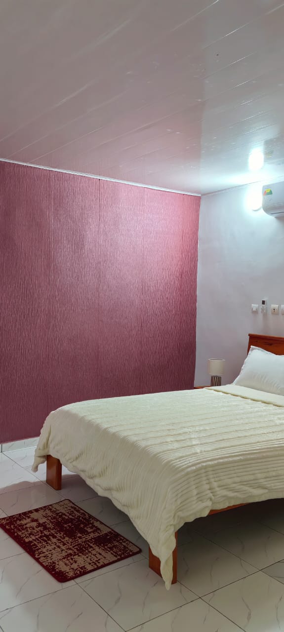 Chambre avec mur mauve élégant et couette blanche moelleuse