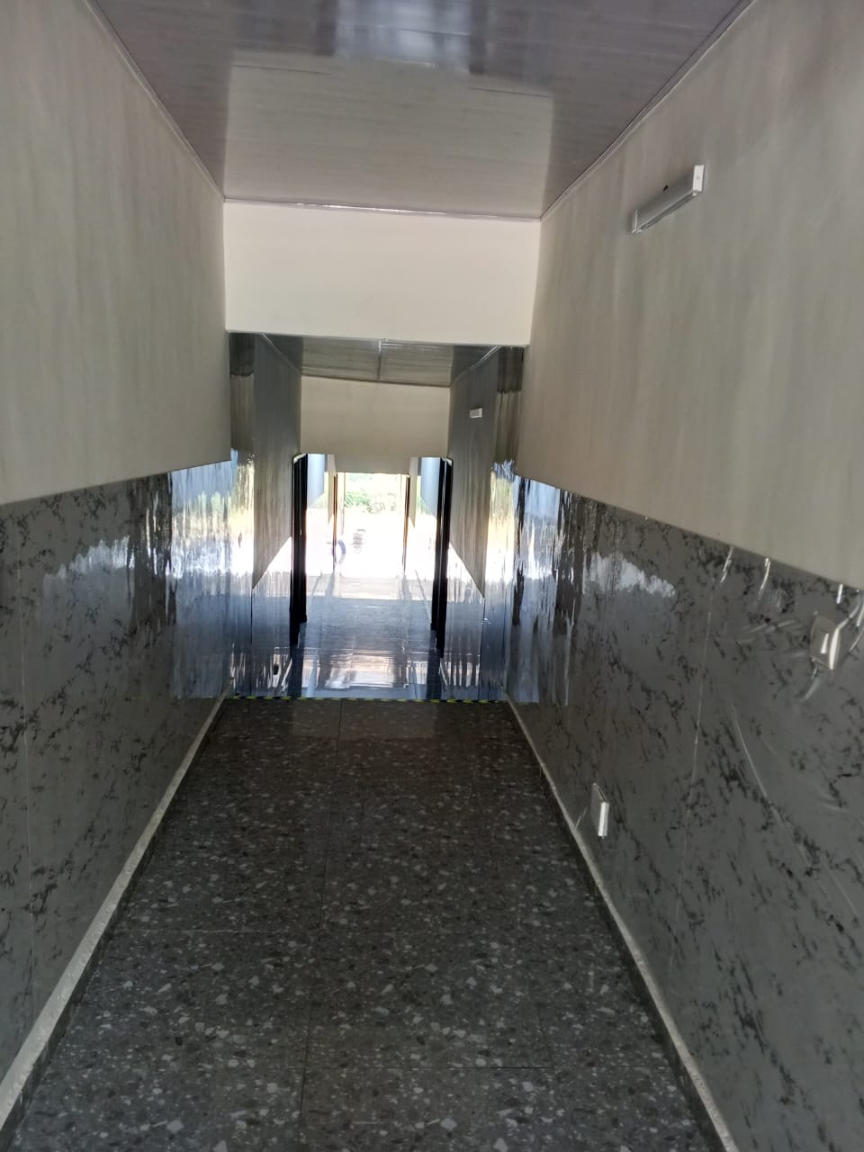 Entrée de l'Hôtel Restaurant Békan Tié sous l'auvent vert et blanc